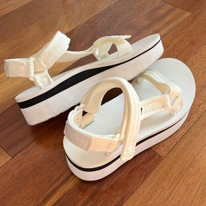 Teva platform Sandals size 6